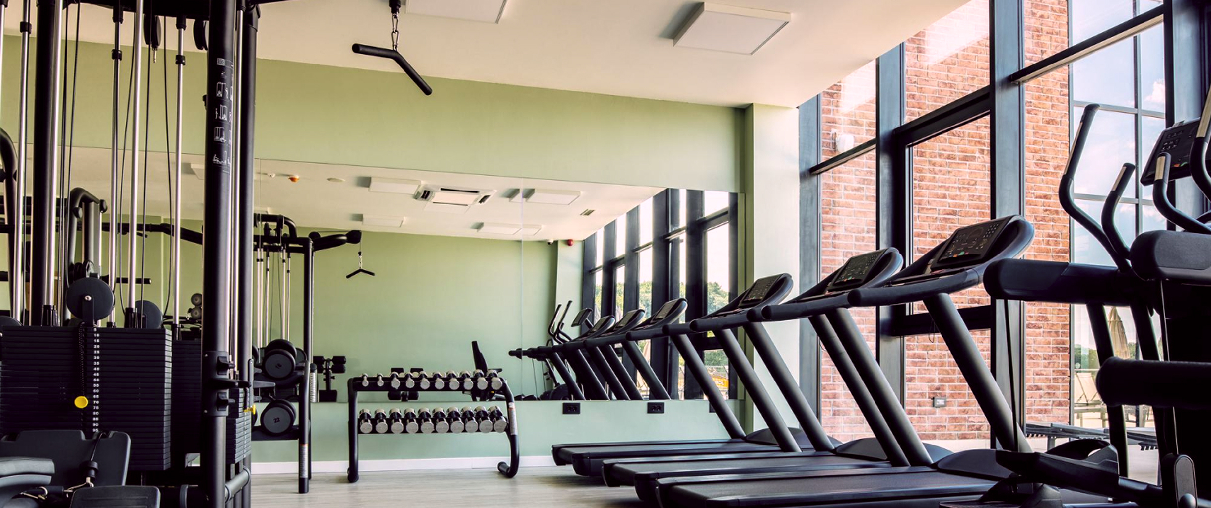 Фото спортзала с беговыми дорожками, гантелями и тренажерами